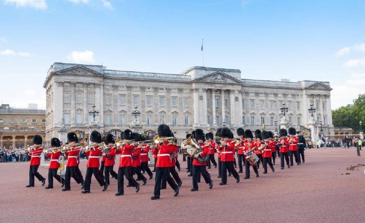 and listen to the music. Children will love being close up to this spectacle and seeing the legendary guards in action. Check the dates and times with the concierge.