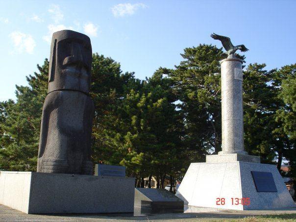 Fig. 3 Moai monument of the 96 Chile tsunami (27/5/28) and tsunami inundation mark of the Chile tsunami (27/5/28) Fig. 4 Automatic tidal gate (27/5/28) and evacuation building (27/5/28) 4.