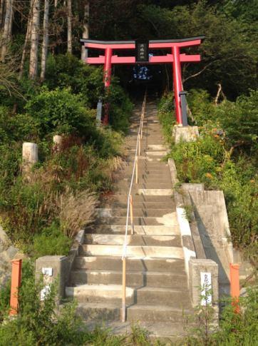 events. Fig. 5 Utatsu Ohashi Bridge (28/7/22) Fig. 6 Tsunami debris (28/7/22) and Mishima Shrine (28/7/22) 4.