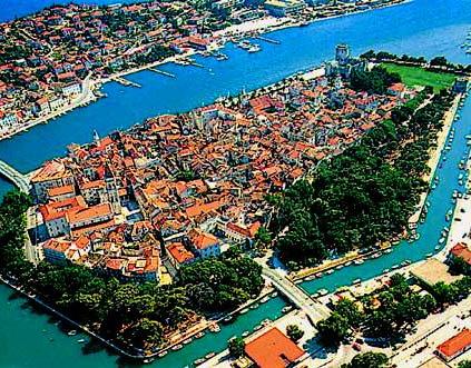 Trogir Trogir is a historic town and harbour on the Adriatic coast in Split-Dalmatia County, Croatia.