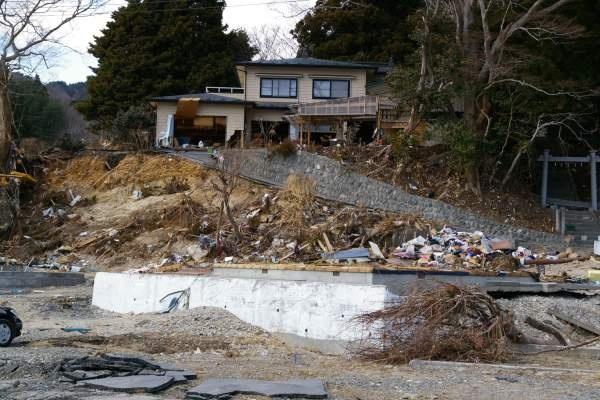 Photo 2: Collapsed breakwater  Neighborhood of the