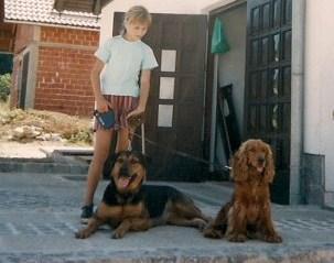 Slika 5. Medsebojna povezava otroka in psa (osebni arhiv). Slika 5 prikazuje, kako sem že v zelo mladih letih za pse prevzela skrb in odgovornost, primerno svoji starosti.