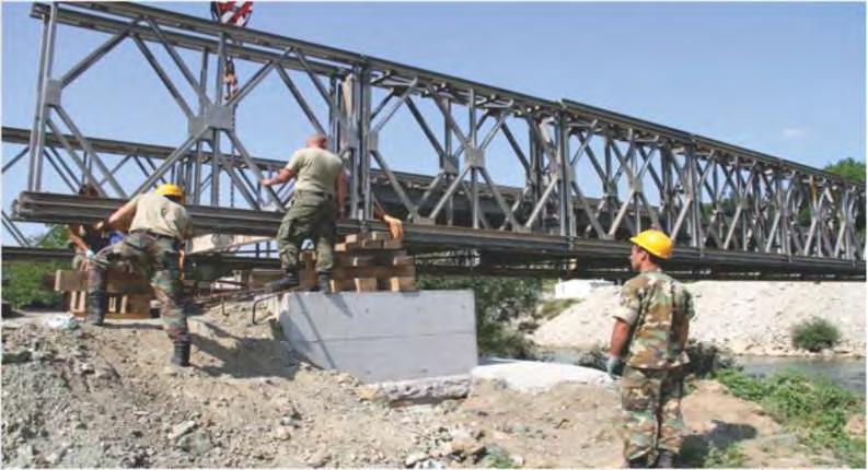 The construction of the mounting bridge in Kramovik The specialised teams of the KSF's engineers, for the construction of the bridges are demonstrating that they are capable,