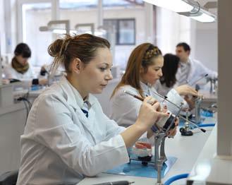 (студент) Факултетот за стоматологија е насочен да ги оспособува студентите, идните доктори стоматолози, за ефикасно и на високо стручно
