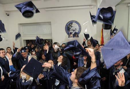 УСЛОВИ ЗА ЗАПИШУВАЊЕ Право на запишување на факултетите на Европскиот универзитет - Република Македонија, имаат кандидати со завршено средно четиригодишно образование, во средни училишта верифицирани