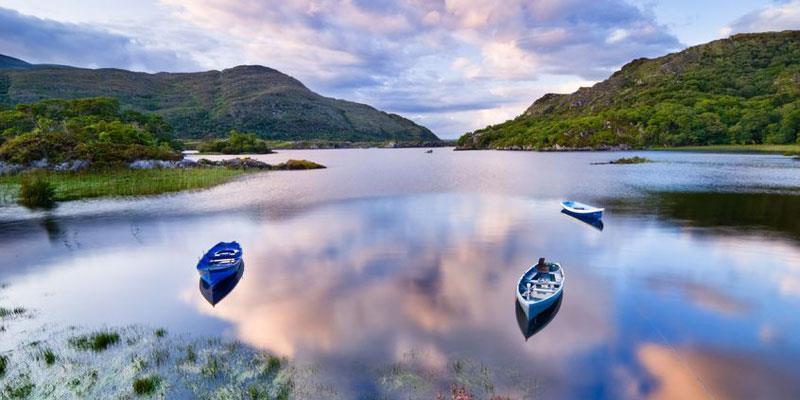 This includes the McGillycuddy Reeks, the highest mountain range in Ireland which rise to a height of over 1000 metres. At the foot of these mountains nestle the world-famous lakes of Killarney.