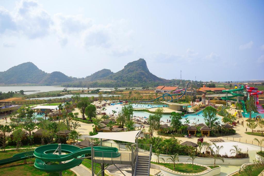 Location The water park is located on over 100 Rai area (which is equal to 700 tennis courts) in Pattaya, Thailand.
