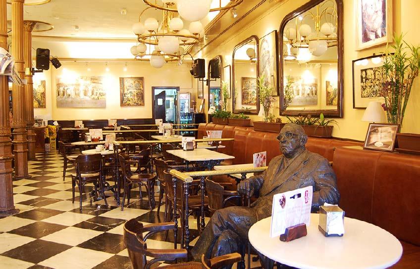 It is a cafe like the ones of the early 20th century, with a terrace in the Plaza Mayor that allows customers