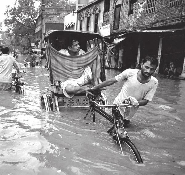 Dokiman 6a Lete 1983 Pouse ranplase pedale lè dlo mousson yo voye Ganges sou espas li pou inonde vil Varanasi (Banaras) ki nan Uttar Pradesh.