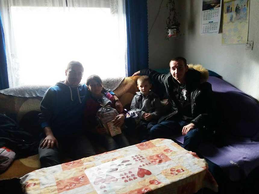 година), Дајана (14) и Јелена (12) и синови најстарији Драган (13) и близанци Стефан и Алксандар (9). Породицу смо помогли 2012.
