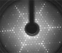 oznaka STM za scanning tunnelling microscope) po prvi puta prikažu građu površine tako da su mogli razabrati pojedinačne atome.