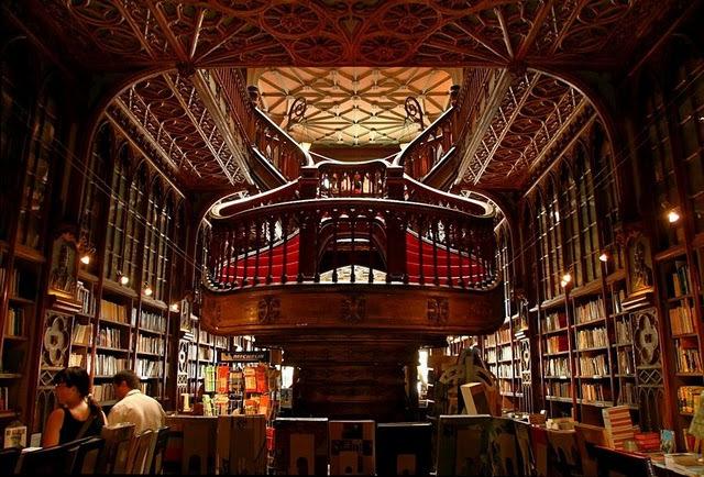 We continue for a visit to Lello Bookstore the oldest in Portugal.