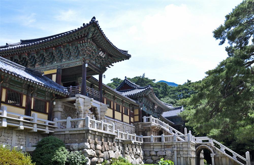 Day 5: Gyeongju (B, L) Today, explore the many archaeological sites and temples, royal tombs and monuments of Gyeongju, the capital of the ancient Shilla Kingdom.