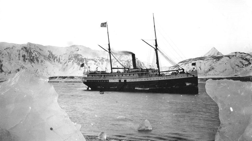 The first photo was taken in 1890, in Muir Inlet in Alaska's