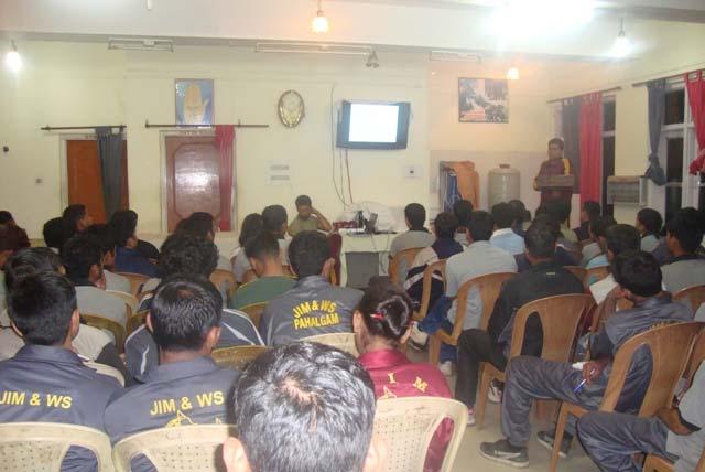 OPENING ADDRESS 3 6. Joint opening address was given on the first day by Major Rahul Mahajan, Medical officer, JIM & WS to Advance Mountaineering Course Serial No.