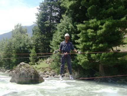 6 (c) RIVER CROSSING & TYROLEAN TRAVERSE Students were provided fundamental knowledge in the form of