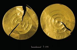 124 JOHN K. PAPADOPOULOS ET AL. [AJA 111 Fig. 16. Gold disks (SF 290, 291) found in situ on either side of the eastern cranium of Tomb 52 (A. MacDonald). was an object, a grave good, made of bitumen.