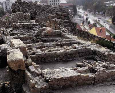 exploration of this settlement revealed the customary remains of prehistoric architecture or houses with a rectangular floor plan, and a wooden construction of poles and wickerwork.