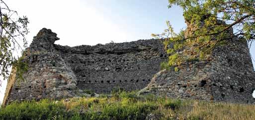 In the Late Antique and Early Byzantine periods the hill was surrounded by ramparts and towers that guaranteed the safety of a selected part of the population.