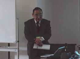 Mr. Nishizawa explained the method used to stand the central column of a pagoda from the viewpoint of a builder. Mr.