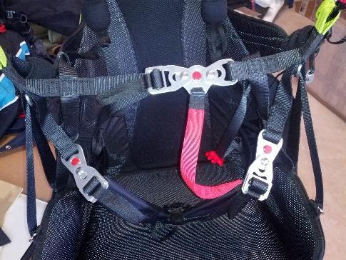 At the end please make a control of the distance between the main carabiners. We recommend to adjust it on 42cm. Please hang in the harness a few minutes. The seating should be comfortable.