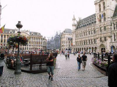 G) Etoile Etoile is one of the oldest and the smallest buildings on the Grand Place square.