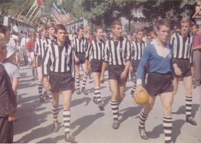 Slika 5: Nogometaši iz Laškega (črno-beli dresi) in Orosaria iz Italije (rdeče-modri dresi), na paradi prireditve Pivo in cvetje leta 1964 (arhiv Alojz Oberžan).