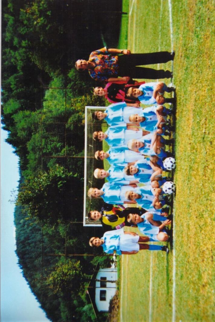 Slika 20: Ekipa mlajših dečkov leta 1994 (arhiv NK Laško). Slika 21: Mladinska ekipa, ki je osvojila naslov prvaka v ligi MNZ Celje in se uvrstila v 2. slovensko mladinsko ligo (arhiv NK Laško).