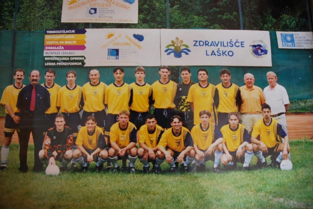 Slika 22: Ekipa NK TIM Laško, ki je igrala v tretji slovenski ligi. (vir: Arhiv NK Laško) 3.4.3.5 Sezona 1999/2000 3. SNL - Sever 1. krog: Tim Laško - Paloma 3 : 3 2.