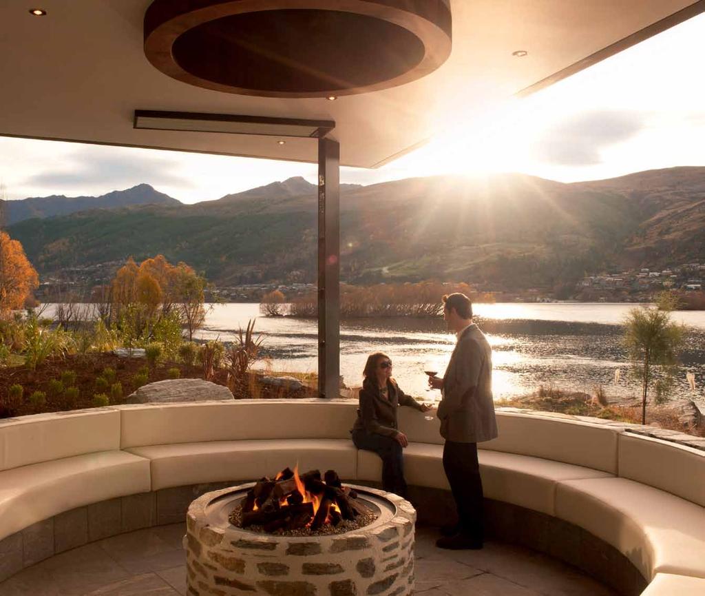 EAT & DRINK Kawarau Village provides dining options to suit every occasion Wakatipu Grill reflects the best of New Zealand cuisine on a grand scale, offering a magnificent setting, all decorated with