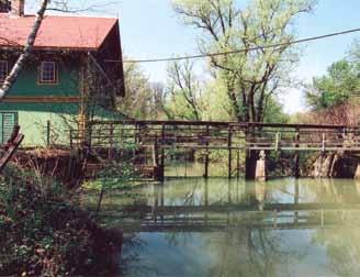 Bogdanović) Building and wooden bridge above the dam, condition in 2007 (photo: Z. Bogdanović) je okućnice na broju 72.