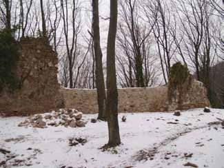 Korunek) 16 Sjeverni zid centralnog platoa utvrde Grebengrad nakon sanacije, stanje 2012. (foto: M.