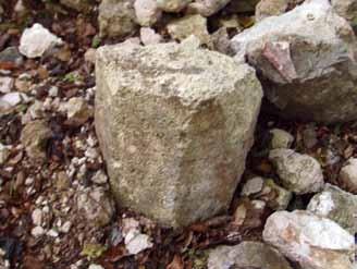 Utvrda Grebengrad kod Novog Marofa 77 17 Fragment osmerokutnog stupa pronađen u urušenju sjevernog zida centralnog platoa utvrde Grebengrad (foto: M.