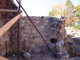 Korunek) 20 Zapadni zid svetišta kapele utvrde Grebengrad u tijeku sanacije 2012. (foto: M.