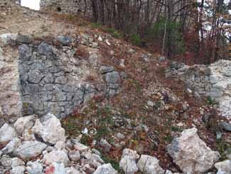 Utvrda Grebengrad kod Novog Marofa 79 21 Pogled na sjeverni zid i urušeni dio zapadnog zida kapele utvrde Grebengrad, stanje 2009. (foto: M.