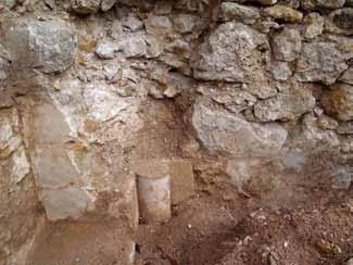 Korunek) 23 Proširenje sjevernog zida lađe, ostatci žbuke i polustup (služba) na spoju sjevernog i istočnog zida kapele utvrde Grebengrad otkriveni tijekom radova 2012. (foto: M.