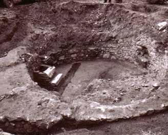 Utvrđivanje namjene građevine kružnog tlocrta u dvorištu župne crkve sv. Jakoba u Prelogu 85 3 Temelji kružnog objekta uz župnu crkvu sv. Jakova u Prelogu tijekom istraživanja 1997.