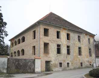 godine. Lijevo je vidljiva recentno rekonstruirana građa zida (foto: P. Puhmajer) Former Jesuit Manor in Vinica, northeast view in 2006.