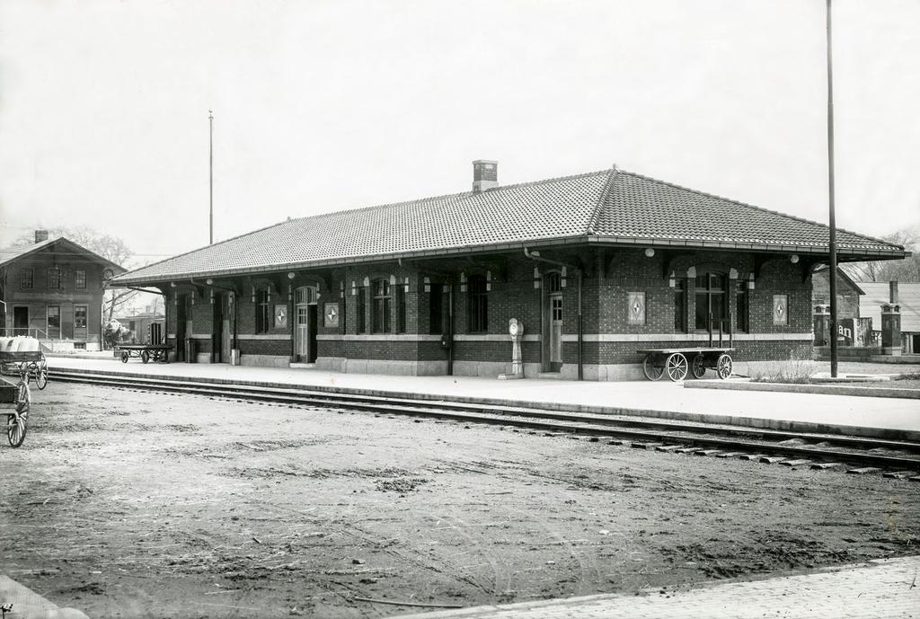 Location 26a : DL&W passenger station (now Greyhound/Shortline terminal) This location had passenger service from 1849 to 1942.