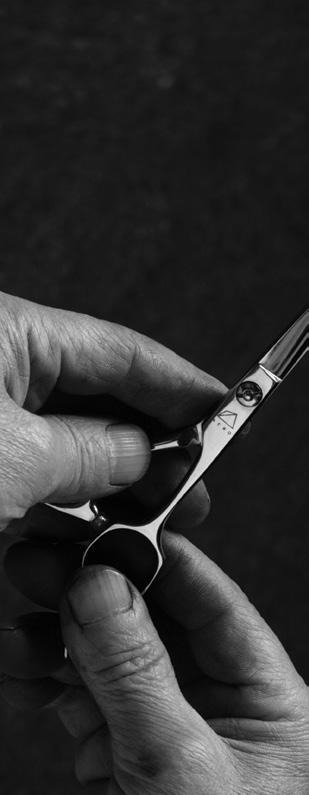 The tenacious blades excel in slide, wet and dry cutting and handle is designed with the unique Mizutani