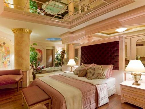 Pink Moon Suite Pink Moon Suite (80 m 2 ): This spacious round room is decorated in pink.