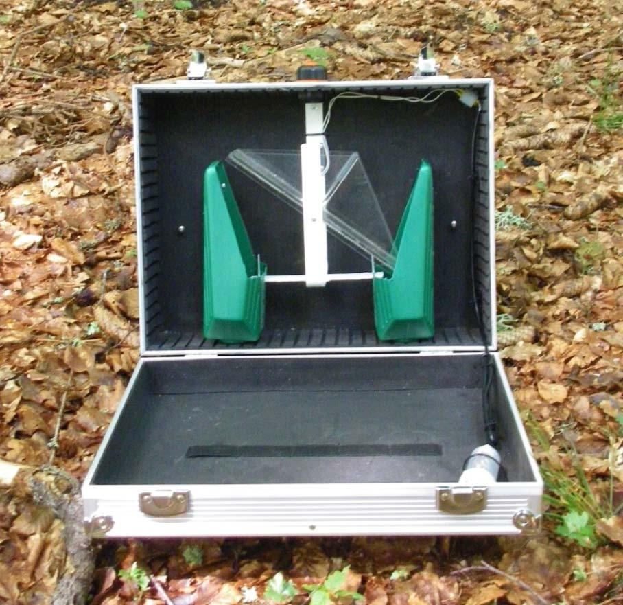 Poskusno je bil v juniju 2010 na ploskvi Tratice na Pohorju nameščen avtomatski merilnik za tok po deblu, izdelan na GIS (slika 1).
