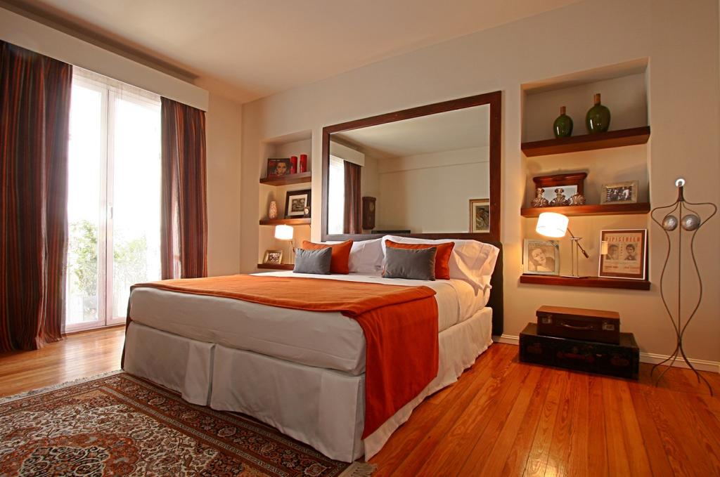 ACCOMMODATION BUENOS AIRES HUB PORTEÑO This boutique hotel in Recoleta has only 11 bedrooms, all of which are airy with high ceilings and an eclectic décor that mixes the traditional with the