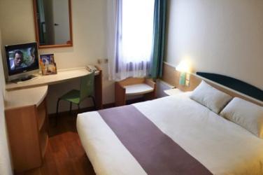 (+/- 2 km from the school) Hotel Ibis Charleroi Centre (+/- 10 km from the school) The services offered include a fully equipped bedroom with free Wi-Fi internet access, individual