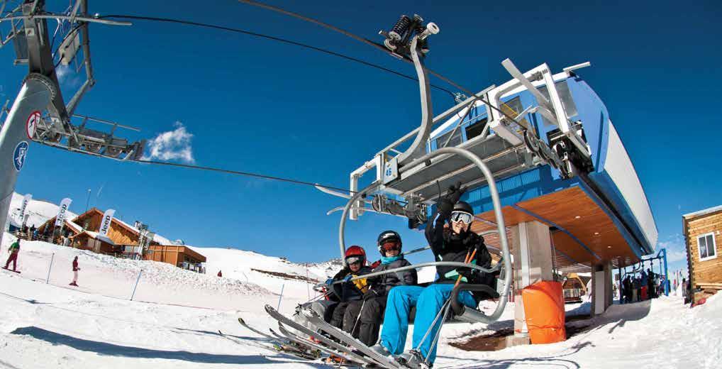 It is equipped with chairlifts, 17 cable cars, and 39 ski tracks that together sum more than 40 kilometers of extension.