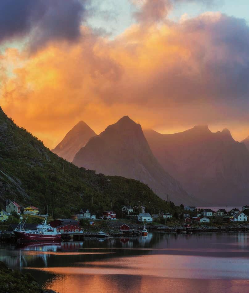 BY STIAN KLO Photographer It s all about the light! Reine, at 23:30.