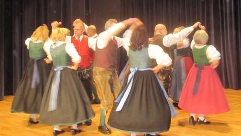 Kultura Koncert Folklorne skupine Društva upokojencev Moravče Ni kar lahko imeti vsako leto svojega delovanja koncert in k nastopu privabiti še tujo plesno skupino.