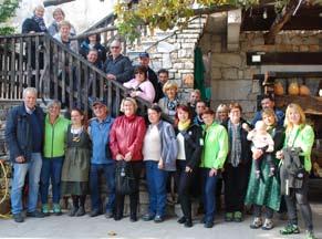 Udeleženci ekskurzije na dvorišču turistične kmetije Milič v Zagradcu.