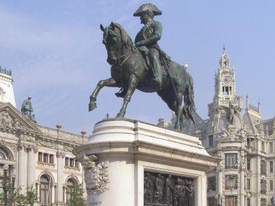 Copyright by GPSmyCity.com - Page 5 - A) Estátua Equestre de D. Pedro IV In 1866 a monument dedicated to King Peter IV, a monarch closely linked to Porto, was inaugurated in the middle of the square.