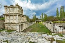 BC and flourished under the Roman Empire (1st c. BC - 4th c. AD). Mark Antony recognized the autonomy of Aphrodisias in the 1st c. BC. In the Byzantine period it was first the seat of an archbishopric, then of the metropolitan of Caria.